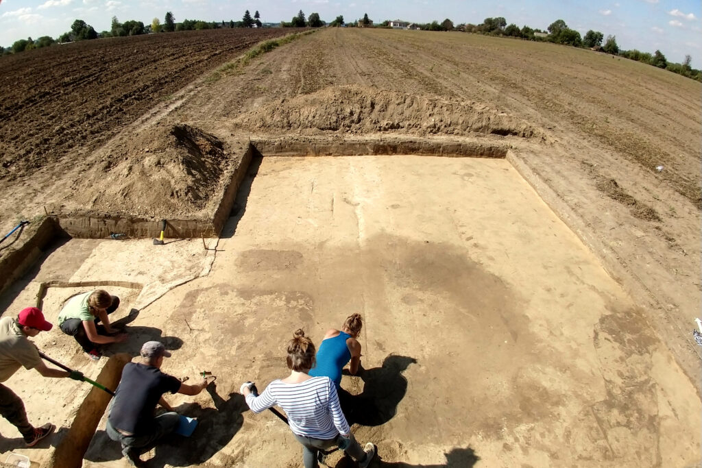 Badania archeologiczne na wczesnośredniowiecznym cmentarzysku (stan.29) w Gródku (gm. Hrubieszów) w 2019 roku (fot. B. Bartecki).